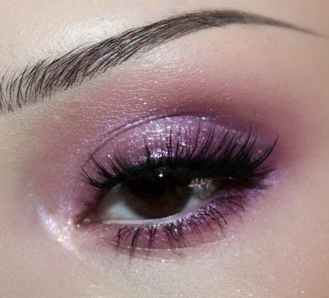 Fairy Makeup Looks Simple, 2000s Eye Makeup, Dark Purple Makeup Looks, Fairy Eye Makeup, 2000s Makeup Looks, Look Disco, Purple Makeup Looks, Shimmer Eye Makeup, Purple Eye Makeup