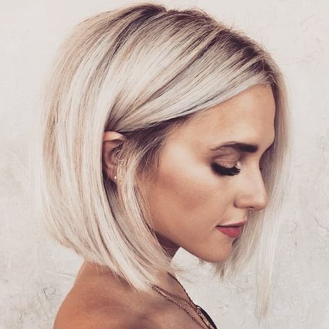 Blunt platinum blonde bob. @hairby_chrissy Platinum Blonde Bobs, Blonde Bob Hairstyles, Choppy Bob Hairstyles, Short Brown Hair, Bob Hairstyles For Fine Hair, Hair Styles 2017, Bob Haircuts For Women, Platinum Blonde Hair, Short Haircut