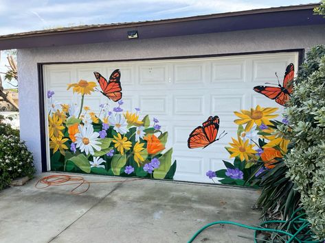 Painted Metal Fence, Mural On Garage Door, Outdoor Mural Ideas Flower, Painted Garage Door Mural, Painted Outdoor Wall, Flower Murals Outdoor, Outdoor Garden Mural, Garage Door Mural Ideas, Mural Art Outdoor