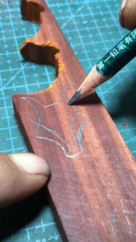 Tre Kunst, Wood Jewelry Diy, Dremel Crafts, Wood Carving Tools Knives, Dremel Carving, Wood Carving For Beginners, Wood Jewelery, Wolf Pendant, Dremel Projects