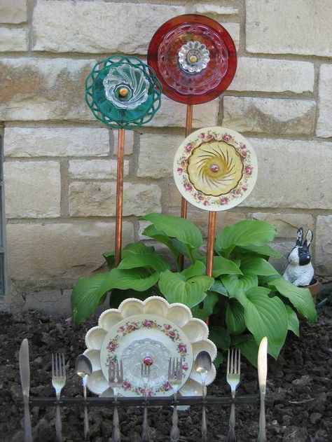 garden glass flowers made of colored ceramic plates and cutlery used in yard for upcycling project Glass Garden Flowers, Garden Totems, Glass Plate Flowers, Upcycle Garden, Meteor Garden 2018, Garden Whimsy, Glass Garden Art, Kew Gardens, Glass Garden