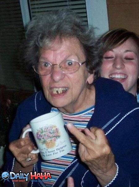 Grandma! Middle Finger Picture, Laughing Images, Middle Finger Wallpaper, Middle Finger Funny, Leni Klum, Bored At Work, Epic Fails Funny, Training Your Puppy, Old People