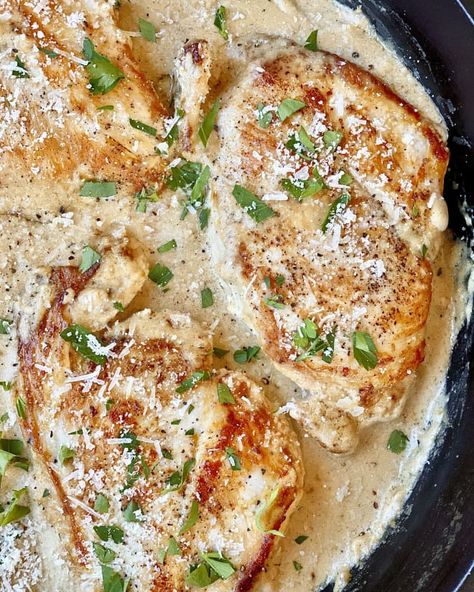 This one-skillet dinner is a total weeknight win. READ MORE... Chicken Asiago, Creamy Chicken Dinner, Cast Iron Chicken, Garlic Parmesan Sauce, Chicken Easy, Garlic Parmesan Chicken, Keto Ideas, Parmesan Chicken, Dinner Bell