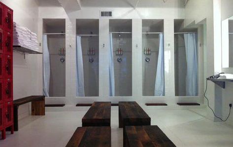 Locker Room Shower, Public Shower, Gym Showers, Locker Designs, Hostels Design, Shower Stalls, Malin Goetz, Bilik Air, Gym Interior