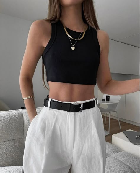 Crop Tops With Shorts, White Crop Top Outfit, Crop Top Outfits, Causual Outfits, Looks Chic, Edgy Outfits, Casual Style Outfits, Looks Style, Style Blog