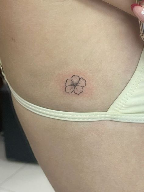 Mini Hibiscus Tattoo, Tiny Hibiscus Tattoo, Maldives Tattoo, Small Hawaiian Flower Tattoos, Small Hawaiian Tattoo, Small Hibiscus Tattoo, Costa Rica Tattoo Ideas, Hawaiian Flower Tattoo, Tiny Flower Tattoo