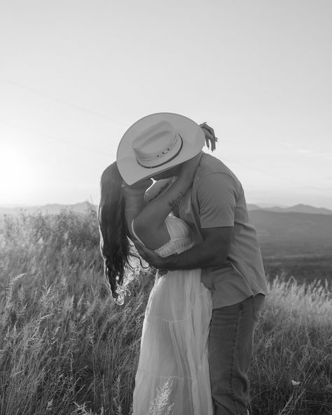 engagements with gabriella & taylor 💍🌾✨ • • 🗝️ : arizona engagement photographer, destination wedding photographer, arizona engagement photos, phoenix wedding photographer, engagement photo outfits, scottsdale wedding photographer, mountain engagement photos #arizonaweddingphotographer #scottsdaleweddingphotographer #phoenixweddingphotographer #engagementphotos #arizonaengagementphotographer #phoenixengagementphotographer #mesaengagementphotographer #destinationweddingphotographer Engagement Photos With Horses, Horse Engagement Photos, Engagement Photos Mountains, Photos With Horses, Arizona Engagement Photos, Arizona Engagement, Mountain Engagement Photos, Scottsdale Wedding, Phoenix Wedding