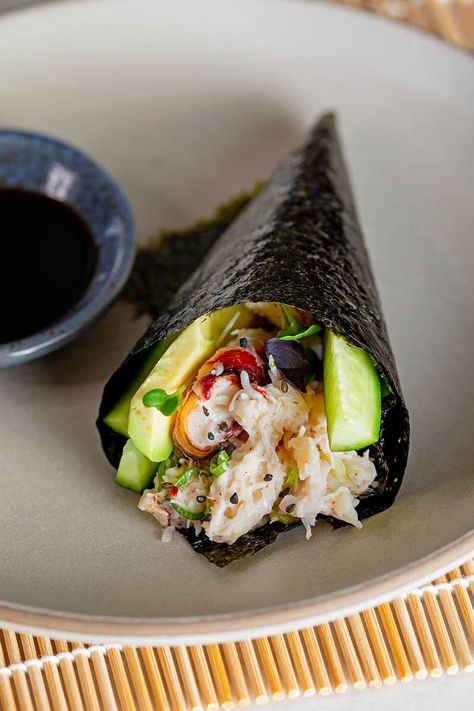 Sushi Wraps Recipes, Handroll Sushi, Sushi Hand Rolls, Crab And Avocado, Sushi Wrap, Healthy Asian Recipes, Roll Sushi, Sushi Sushi, Whole30 Keto