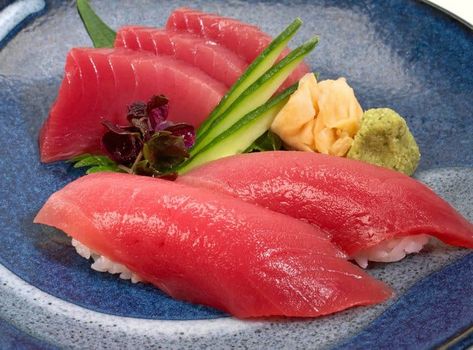 Tuna (maguro) sushi Sushi Types, Recipes Sushi, Fatty Tuna, Sushi Guide, Fresh Fish Market, Sushi And Sashimi, Sushi Fish, Raw Tuna, Tuna Sushi