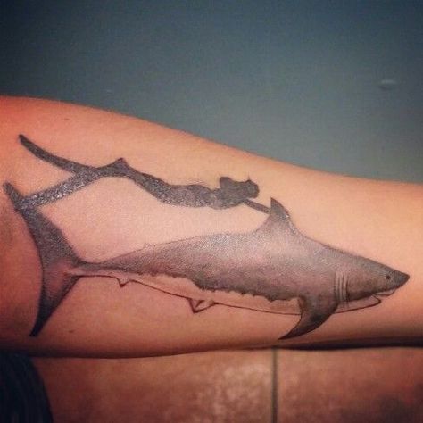 Get ready to dive into the world of shark tattoos and discover their unique symbolism and style. We invite you to learn more about their meaning, as well as choose a design that's right for you. Shark And Mermaid Tattoo, Freediving Tattoo, Scuba Diver Tattoo, Diver Tattoo, Wood Tattoo, Tattoo Mermaid, Tattoo Sleeve Filler, Tattoo Expo, Shark Tattoo