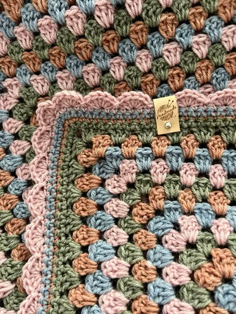 Crochet Blanket Border Crochet Borders For Chunky Blankets, Granny Square Blanket Border, Baby Blanket Border, Blanket Border Crochet, Granny Square Border, Crochet Borders For Blankets, Crochet Blanket Borders, Crochet Steps, Beautiful Crochet Blanket