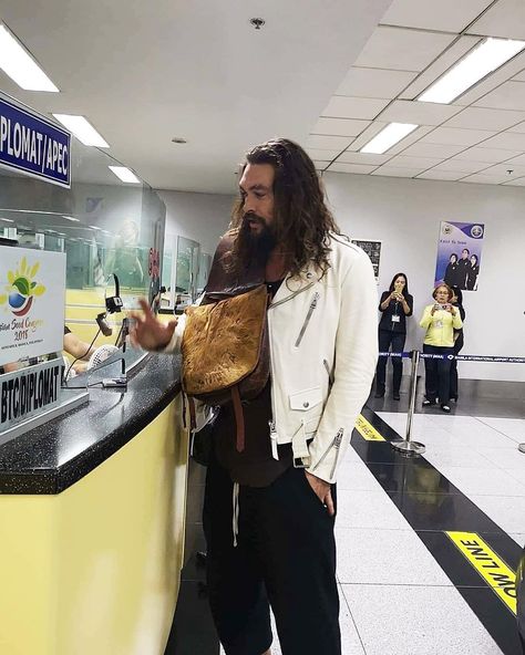 Jason Momoa Body, Jason Momoa Shirtless, Jason Momoa Aquaman, At Airport, Manila Philippines, Jason Momoa, Hollywood Actor, Long Hair Styles Men, Aquaman