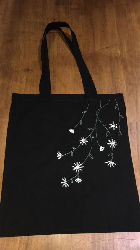 Broderie Tote Bag, Tote Bag Embroidery Ideas, Tote Bag Diy Pattern, Handpainted Tote Bags, Canvas Bag Design, Clothes Embroidery Diy, Sac Diy, Simple Embroidery Designs, Diy Bag Designs