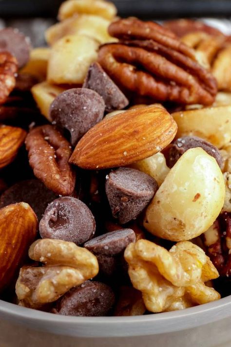 Keto Trail Mix – BEST Low Carb Keto Sweet and Salty Trail Mix Recipe – Easy – Snacks – Appetizers – On The Go - Keto Friendly & Beginner Low Salt Snacks, Sweet And Salty Trail Mix, Easy Snack Appetizers, Keto Camping, Salty Trail Mix, Healthy Trail Mix Recipes, Healthy Snack Mix, Keto Pepperoni, Trail Mix Ingredients