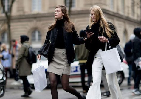 Paris Street Style Fall, Street Style 2018, Culture Clothing, Snow Fashion, Paris Shopping, Paris Mode, Paris Fashion Week Street Style, Womenswear Fashion, Visit Paris