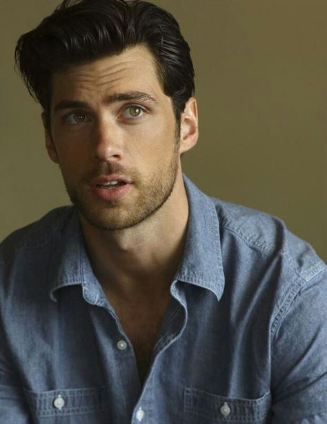 Guys With Green Eyes, Character Inspiration Male, Boys Long Hairstyles, Italian Men, Face Characters, Elegante Casual, Book Boyfriends, Men Model, Male Face