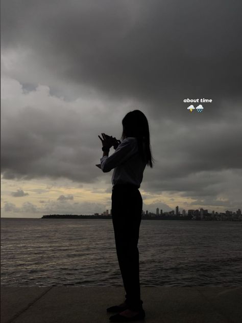 marine drive, mumbai Marine Drive Mumbai Instagram Story, Marine Drive Mumbai Photo Poses, Marine Drive Photo Poses, Marine Lines Mumbai Snap, Marine Drive Mumbai Snapchat, Mumbai Quotes, Marine Drive Mumbai, Mumbai Travel, Beach Photo Inspiration