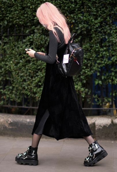 Ready for round two? Outfit London, London Fashion Week Street Style, Fashion Week Outfit, Street Style Fall Outfits, Street Style Spring, Estilo Grunge, Goth Style, Spring Street Style, Style Spring