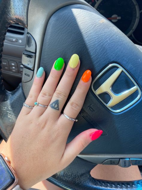 Rainbow Nails Neon, Neon Multicolor Nails, Summer Nails Different Colors, Summer Rainbow Nails, Summer Nails Rainbow, Neon Rainbow Nails, Summer Nails Nail Art, Neon Nail Colors, Cancun Outfits