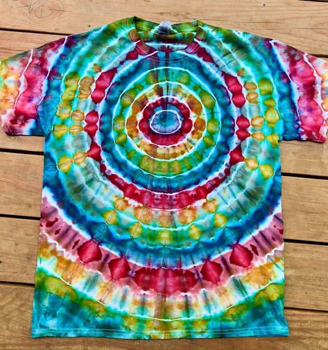 Tie Dye Bullseye, Tie Dye Patterns Techniques, Bullseye Tie Dye, Tie Dye Steps, Tie Dye Tutorial, Dyeing Tutorials, Tie Dye Kit, Spiral Tie Dye, Tie Dye Techniques