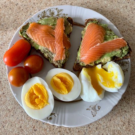 Avocado Toast With Salmon, Salmon And Avocado Toast, Eggs And Salmon, Egg Avocado Toast, Salmon And Avocado, Avocado Eggs, Egg Avocado, Avocado Toast Egg, Salmon Eggs