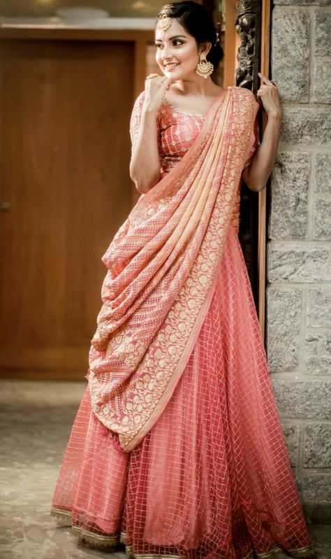 Langa Voni Draping Styles, Silk Dupatta Draping Styles On Lehnga, Half Saree Function Stills, Half Saree Draping, Dupatta Draping Styles Lehenga Choli, Latest Half Saree Designs, Pattu Half Saree Designs, Half Saree Blouse Designs, Pattu Half Saree