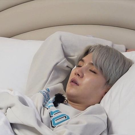 yoongi sleep bts run lq icon Jungkook Sleeping, Bts Sleeping, Bts Derp Faces, Purple Comfort, Korean Pop Idol, Kpop Funny Bts, My Chemical, Min Suga, Bts Korea