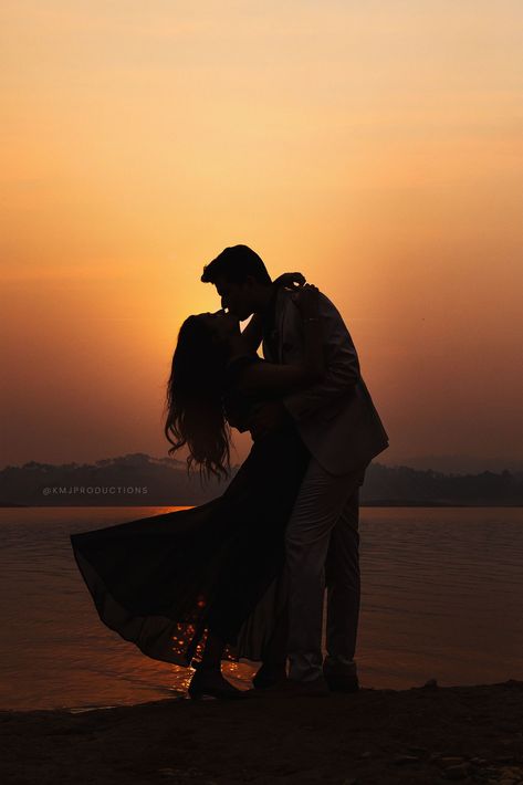 sunset photography sunset sunsetphotography couplegoals sunsetlove sunsetlovers kmjproductions sunkissed Couple Shadow Photography, Sunset Couple Pictures, Sunset Couple Photography, Kissing Silhouette, Couple Sunset, Evening Photo, Couple Shadow, Wedding Sunset, Ammy Virk