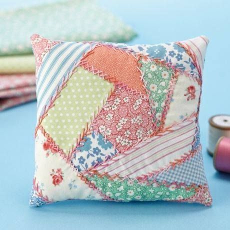 ¿Qué es el crazy patchwork? La técnica más loca | Patchwork Multicolor Patchwork Diy, Patchwork Cushion, Crazy Patchwork, Sew Ins, Patchwork Pillow, Sewing Pillows, Quilted Pillow, Quilting Tutorials, Quilting Crafts