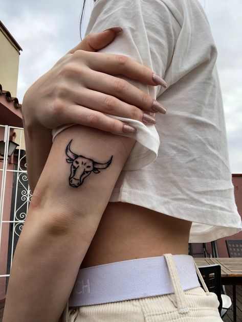 Tattoo With Shading, Toros Tattoo, Tattoo Papillon, Cow Skull Tattoos, Taurus Bull Tattoos, Bull Skull Tattoos, Bull Tattoo, Hirsch Tattoo, Cow Tattoo