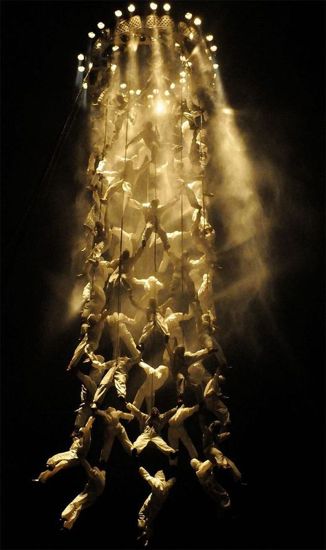 Theater Scenography, Conception Scénique, Stage Lighting Design, Theatre Inspiration, Theatre Lighting, Stage Set Design, Set Design Theatre, A Group Of People, Theatre Design