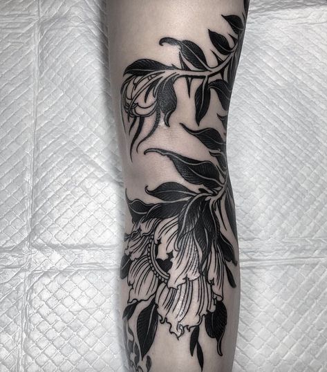 Alexander Grim, Rip Tattoos For Mom, Black Flowers Tattoo, Black And White Tattoo, Feminine Skull Tattoos, American Traditional Tattoo Ideas, Traditional Tattoo Flowers, Traditional Tattoo Ideas, Engraving Tattoo