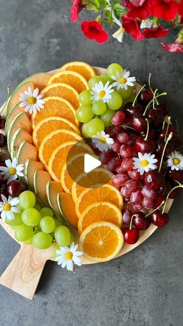 Platter Inspiration, Salad Decoration Ideas, Salad Presentation, Fruit Presentation, Salad Design, Party Food Bars, Catering Food Displays, Fruit Platter Designs, Minnie Mouse Birthday Cakes