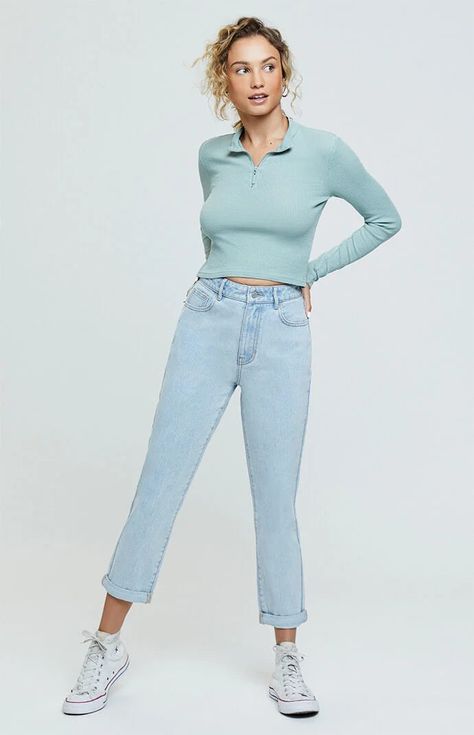 Blue Mom Jeans, Denim Street Style, Flattering Jeans, Stylish Jeans, All Jeans, Coachella Outfit, Jenner Outfits, Printed Cardigan, Bride Clothes