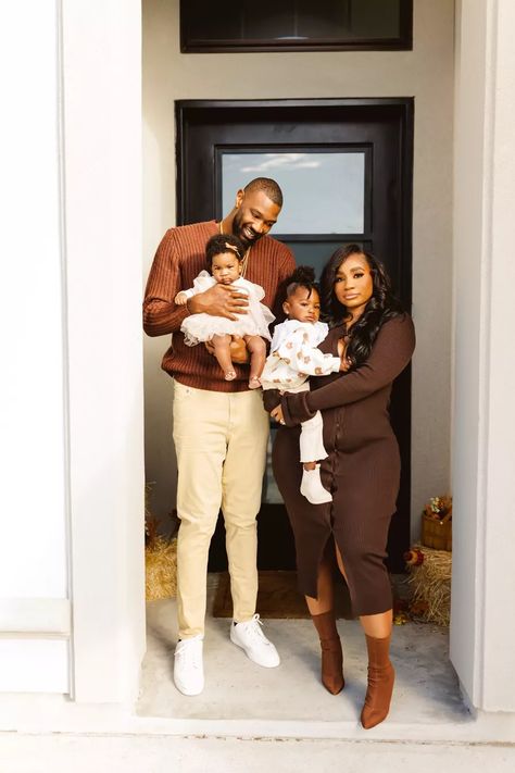 Black Couple Outfits, Fall Picture Outfits, Family Photo Colors, Fall Family Portraits, Family Photoshoot Outfits, Fall Family Pictures, Family Holiday Photos, Family Picture Outfits, Black Couples Goals