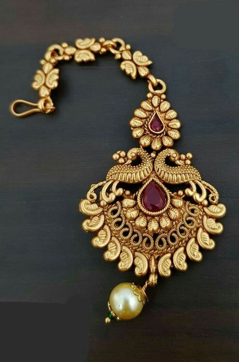 Gold Mangtika, Tika Design, Edgy Engagement Ring, Trendy Gold Necklace, Engagement Ring Non Traditional, Aesthetic Edgy, Bridal Necklace Designs, Bridal Design, Headpiece Jewelry