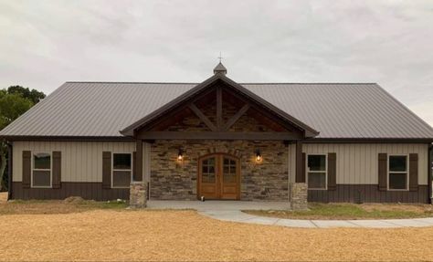 Tan Metal House, Tan Barndominium Exterior, Brown Barndominium Exterior, Green Barndominium, Barndominium Exterior, Metal Building House Plans, Metal House Plans, Barn Homes Floor Plans, Metal Barn Homes