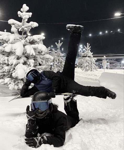 Ski Poses Photo Ideas, Snowboard Pics, Skiing Pics, Photo Ski, Snowboarding Pics, Snowboard Trip, Mode Au Ski, Snowboarding Pictures, Snowboarding Aesthetic