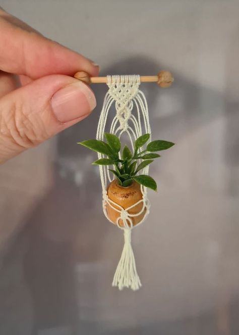 Miniature Macrame, Macrame Mini, Macrame Friendship Bracelets, Model Houses, Potting Benches, Mini Macrame, Miniature Ideas, Macrame Plant Holder, Macrame Patterns Tutorials