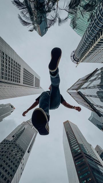 Andy Yong on Instagram: "Photo tip for a creative photo with skyscrapers! Here’s how to turn a boring shot into an action shot! 📸 -> Use your wide angle lens for the most impactful composition -> Place your phone Face Down and set a 10s timer -> Get up on a short ledge or bench and get ready to jump over your phone -> Watch the light near your camera and jump when it starts blinking fast! -> Apply a preset to finish off your photo with an Instagram worthy edit! . #phototips #mobilephotog Wide Angle Photography, Low Angle Shot, Action Images, Shots Ideas, Film Photography Tips, Perspective Photography, Action Photography, Studio Photography Poses, Creative Shot