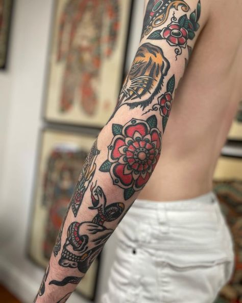 Tatuajes Old School, Traditional Tattoo Banner, Traditional Tattoo Elbow, Cowgirl Tattoos, Traditional Tattoo Inspiration, Traditional Tattoo Designs, Elbow Tattoo, Traditional Style Tattoo, Band Tattoo Designs