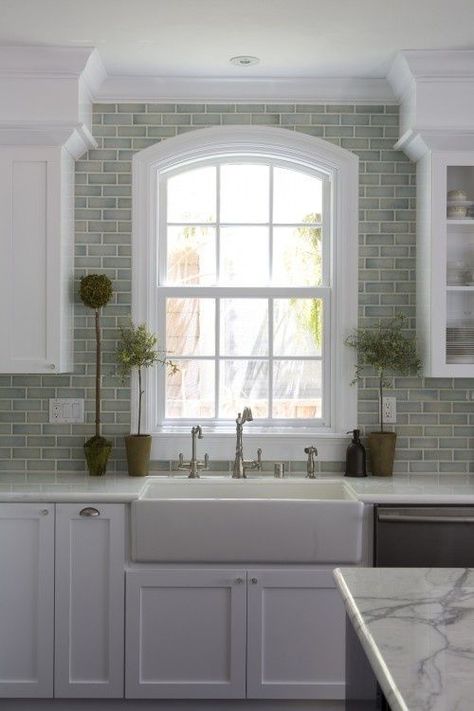 Backsplash Decor, Countertop Concrete, Backsplash With White Cabinets, Trendy Kitchen Backsplash, Backsplash Tile Design, Farmhouse Kitchen Backsplash, Herringbone Backsplash, Backsplash Designs, Subway Tiles