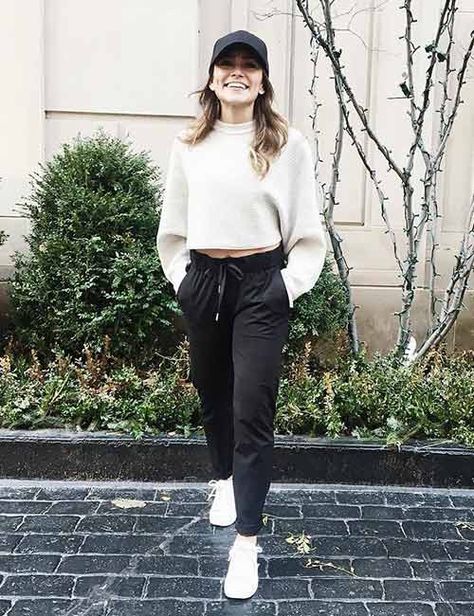 With A Tucked-In Turtleneck T-shirt City Looks Outfit, Outfits With Joggers Women, Track Pants Outfits, Outfits With Joggers, Causal Chic Outfits, Womens Joggers Outfit, Black Joggers Outfit, Joggers Outfit Women, Jogger Outfits