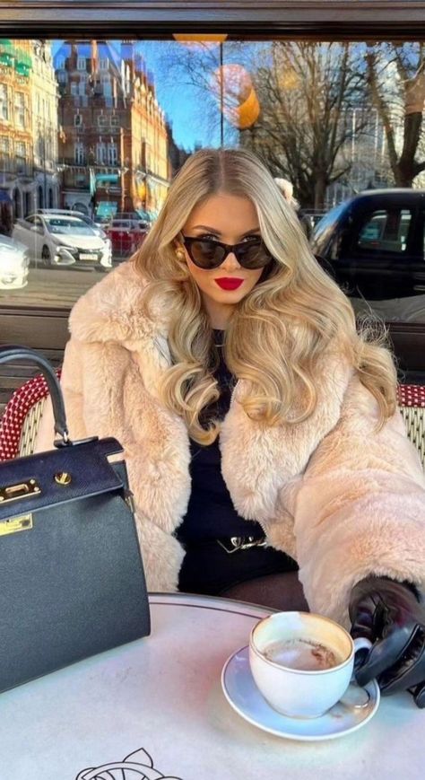 White Fur Coat Outfit Classy, Beige Rich Aesthetic, Old Money Aesthetic Christmas, Beige Fur Coat Outfit, White Fur Coat Outfit, Beige Coats, Beige Fur Coat, Snow Outfits, Fur Coat Outfit