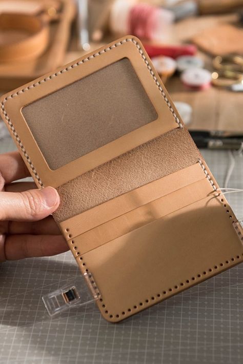 Christmas Crafts Gift Ideas, Crafts Gift Ideas, Diy Leather Working, Diy Christmas Crafts, Color Wallpaper Iphone, Light Travel, Wallets For Men, Wallet For Men, Christmas Crafts For Gifts