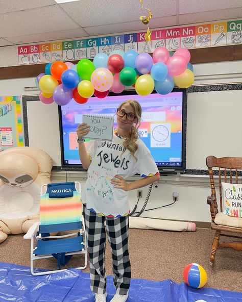 When beach day in the classroom & celebrity day for spirit week meet 🫡🤝🏼 @taylorswift I have a class FULL of swifties🌸🎉✨ HELP ME MAKE TAYLOR SWIFT SEE THIS!!!! MY STUDENTS (& I included) WOULD BE SO HAPPY🫶🏼 • Taylor swift costume | Taylor swift outfit | you belong with me | eras tour | teacher life | teacher costume | second grade #taylorswift #taylorswiftoutfits #outfitideas #costumedesign #teacherlife #teachercostume #spiritweek Taylor Swift Spirit Week, You Belong With Me Taylor Swift Costume, Celebrity Day Spirit Week Ideas Dress Up, Celebrity Dress Up Day Spirit Week, Celebrity Spirit Week Ideas, Celebrity Dress Up Day At School, Diy Taylor Swift Costume, Celebrity Day Spirit Week, Happy Taylor Swift