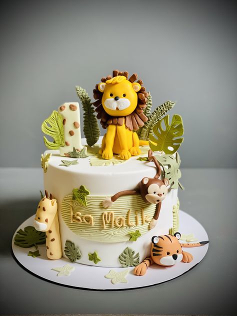 1st Birthday Cake Animal Theme, Animal Themed Birthday Party Cake, Jungle Theme First Birthday Cake, Lion Jungle Cake, Cake Designs Jungle Theme, Zoo Birthday Cake Boy, Wildlife Birthday Cake, Wild Cake Birthday, Jungle Bday Cake