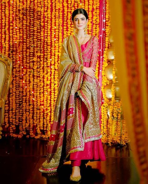 Laam on Instagram: “A Perfect Mehndi Look! #hemayal looks absolutely stunning in this pink peshwas with a perfectly contrasting green dupatta and delicate…” Mehndi Look, Pakistan Bride, What Is Your Favorite Color, Green Dupatta, Desi Wedding Dresses, Trendy Shirt Designs, Pakistani Wedding Outfits, Pakistani Fancy Dresses, Pakistani Dresses Casual