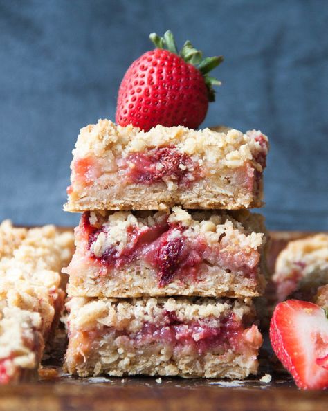 Super Easy Strawberry Rhubarb Oatmeal Bars Strawberry Crumble Bars, Strawberry Rhubarb Bars, Recipe Oatmeal, Rhubarb Bars, Heathy Snack, Strawberry Crumble, Jelly Cookies, Crumble Bars, Paleo Sweets