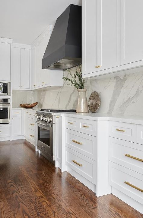 Black and White Kitchen with Brass Pulls - Transitional - Kitchen White Shaker Kitchen Cabinets, White Shaker Kitchen, White Shaker Cabinets, Shaker Kitchen Cabinets, Quartz Countertop, White Quartz Countertop, Classic Kitchen, Brass Kitchen, Kitchen Hardware